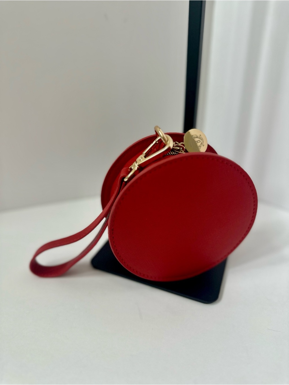 Bobbi Brown Wristlet Wallet Holiday Vacation Red w/Gold Hardware NWOT Circular - Picture 3 of 7